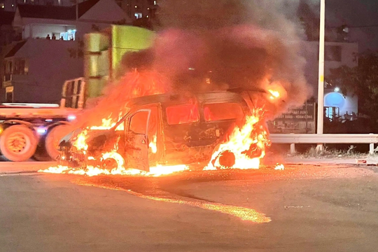 Ô tô bốc cháy ở TP.HCM