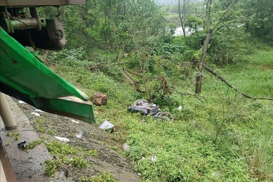 Xe đầu kéo va chạm xe máy, hai phụ nữ tử vong thương tâm