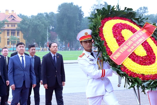 Chánh án Tòa án tối cao Mông Cổ vào Lăng viếng Chủ tịch Hồ Chí Minh