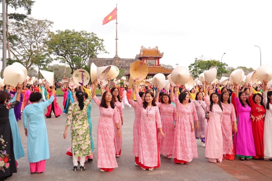 Gần 1.000 phụ nữ Huế đồng diễn áo dài, lan tỏa sắc màu “Rực rỡ tháng 3”