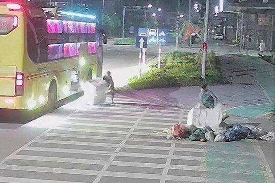 Công an làm việc với người đổ rác giữa đường Võ Nguyên Giáp
