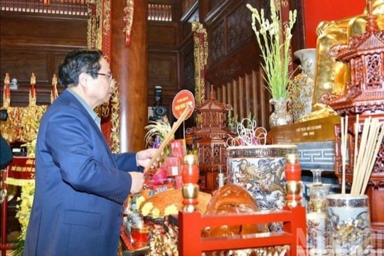 Thủ tướng Phạm Minh Chính dâng hương tưởng nhớ Chủ tịch Hồ Chí Minh, các Anh hùng liệt sĩ chiến trường Điện Biên Phủ