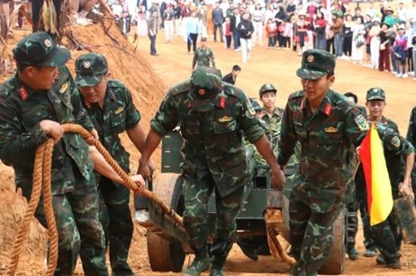 Ấn tượng với hội thi kéo pháo, xe đạp thồ - tải đạn tại Lễ hội hoa ban năm 2026