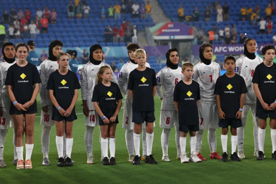 Đội tuyển nữ Iran hát quốc ca trước trận cuối tại Asian Cup