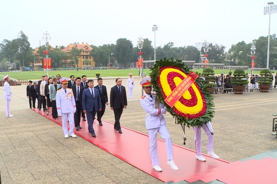 Chánh án Tòa án tối cao Mông Cổ vào Lăng viếng Chủ tịch Hồ Chí Minh, thăm khu di tích