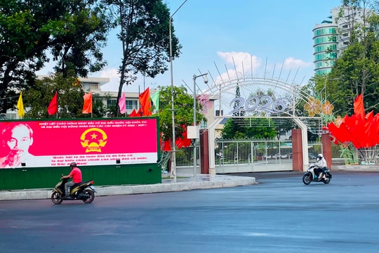 Cần Thơ rực rỡ cờ hoa chào mừng Ngày hội non sông