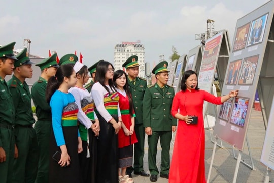 Thanh Hóa rực rỡ sắc màu triển lãm tranh, ảnh chào mừng ngày bầu cử