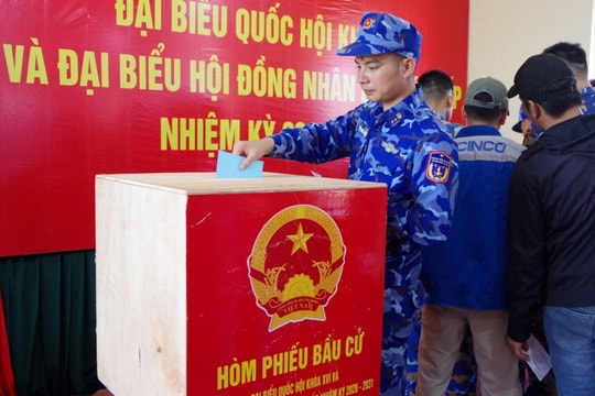 Cảnh sát biển Vùng 2 bầu cử sớm khi làm nhiệm vụ tại Trường Sa