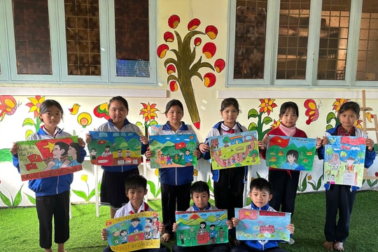 Học sinh đồng bào Xơ Đăng vẽ tranh cổ động hướng về ngày bầu cử
