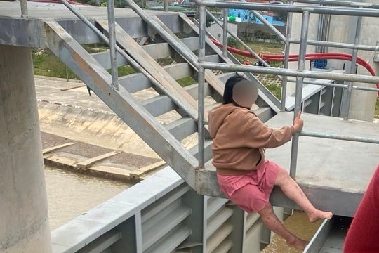 Ngăn chặn kịp thời người phụ nữ có ý định nhảy cầu tự tử