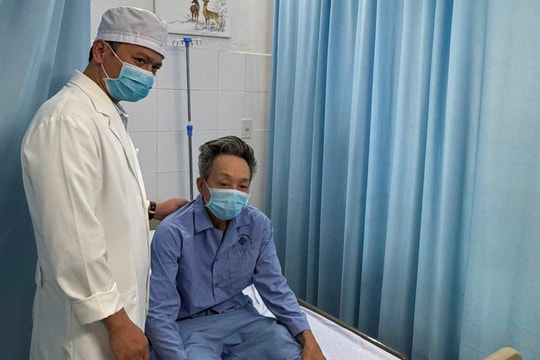 Thay khớp háng hai bên bằng đường mổ ít xâm lấn