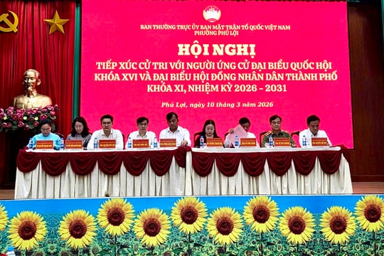 Chủ tịch HĐND TP.HCM Võ Văn Minh cùng các ứng cử viên tiếp xúc cử tri phường Phú Lợi