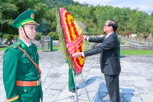 Phó Chủ tịch Quốc hội Trần Quang Phương dâng hương tại Nghĩa trang Quốc tế Đồng Tâm