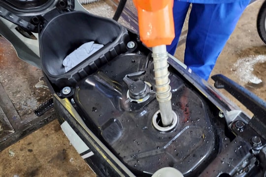Lập biên bản cửa hàng bán xăng cầm chừng tại Huế sau phản ánh trên mạng xã hội