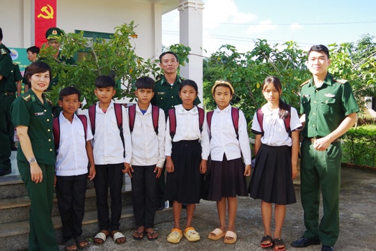 BĐBP Lâm Đồng nâng bước học sinh nghèo Campuchia đến trường