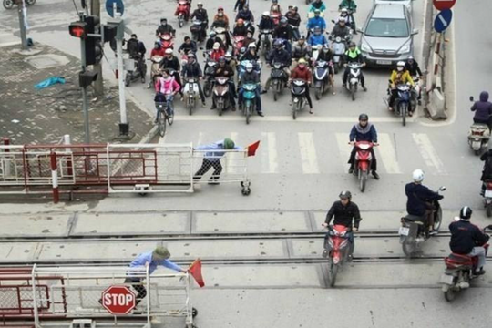 CSGT Hải Phòng xử phạt nhiều chủ xe vượt đường sắt