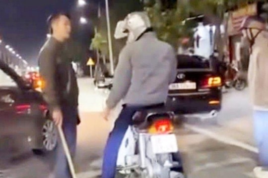 Tài xế ô tô chặn đường, dùng gậy "tác động" người đi xe máy