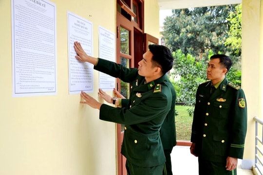 Bộ đội Biên phòng Lào Cai đi từng ngõ, gõ từng nhà tuyên truyền cho ngày bầu cử