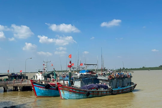 Những cạm bẫy từ việc nhẹ lương cao bên kia biên giới