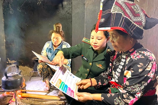 Bộ đội Biên phòng Sơn La băng rừng, gõ cửa... tuyên truyền về bầu cử