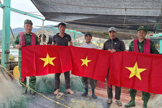 Đến từng tàu cá vận động ngư dân tham gia ngày hội bầu cử
