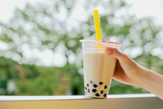 Làm rõ vụ 13 học sinh nhập viện nghi ngộ độc sau khi uống trà sữa