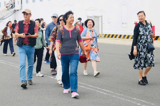 Tàu biển Andora Mediterranea đưa 2.200 du khách đến tham quan Khánh Hòa