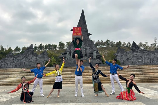 Lai Châu: Rực rỡ cờ hoa, tưng bừng các hoạt động văn hóa, nghệ thuật chào mừng ngày bầu cử