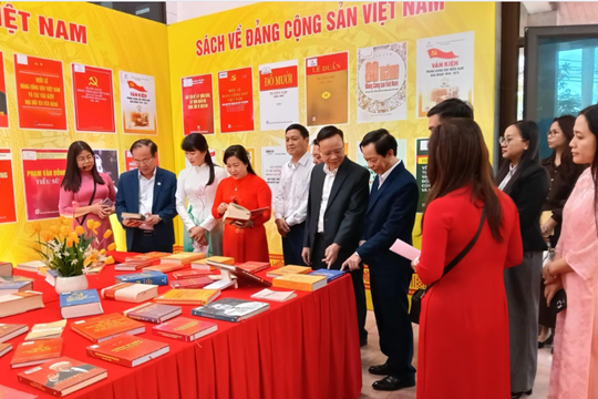 Thái Nguyên: Khai mạc trưng bày sách, báo tư liệu tuyên truyền về bầu cử