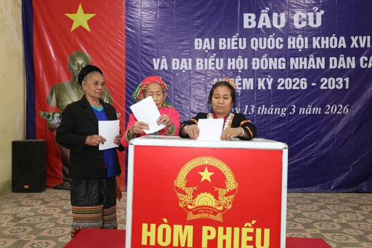 Cử tri miền Tây xứ Nghệ đi bầu cử sớm