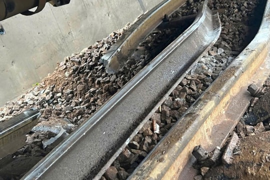 Tàu hàng trật bánh khi qua đèo Hải Vân, tuyến đường sắt bị gián đoạn