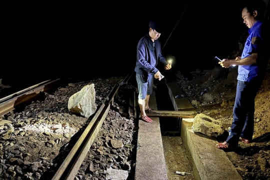 Đá tiếp tục rơi xuống tuyến đường sắt đèo Hải Vân, nhiều chuyến tàu bị gián đoạn