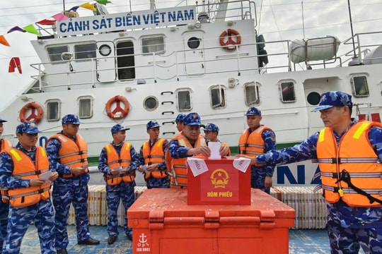 Những phiếu bầu đặc biệt giữa lòng biển khơi