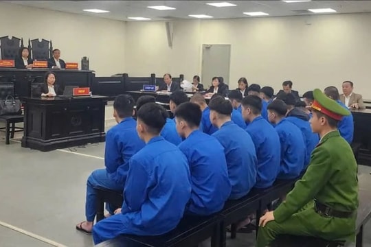 Cùng vào tù vì mang hung khí rượt đuổi, đâm người