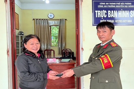 Nhặt được ví rơi trên đường đến trường, 3 học sinh tìm cách trả lại