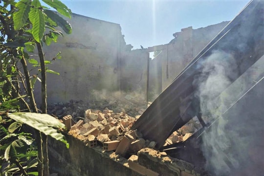 Nhà cháy khi đang ngủ, hai vợ chồng bỏng nặng