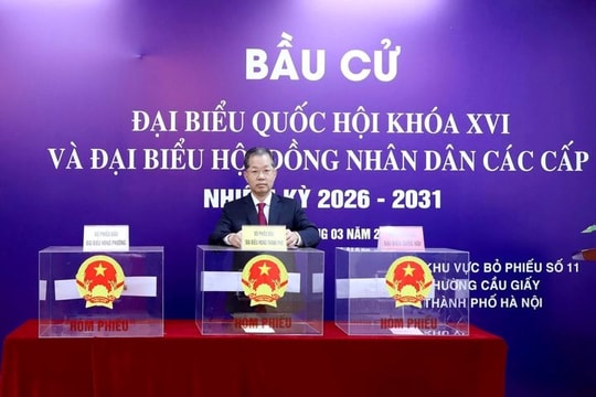 Chánh án TANDTC Nguyễn Văn Quảng thực hiện quyền bầu cử tại phường Cầu Giấy, Hà Nội
