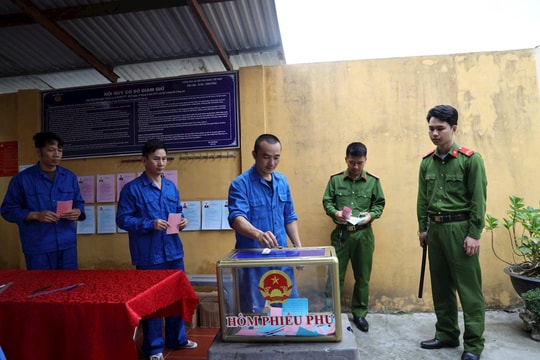 Khi lá phiếu đến từng phòng tạm giam