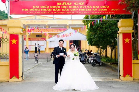 Cô dâu, chú rể và những cử tri tuổi 100 trong ngày bầu cử