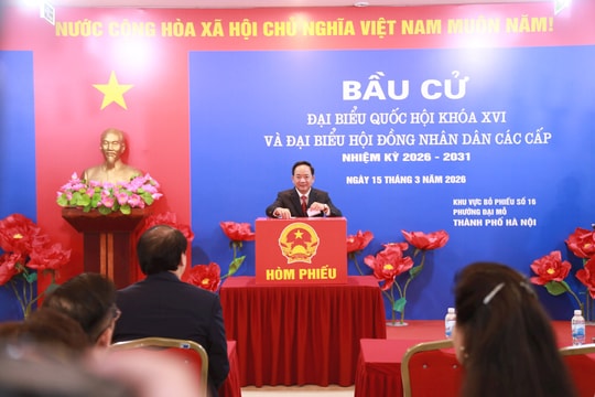 Trưởng Ban Tuyên giáo và Dân vận Trung ương Trịnh Văn Quyết tham gia bỏ phiếu tại phường Đại Mỗ, Hà Nội