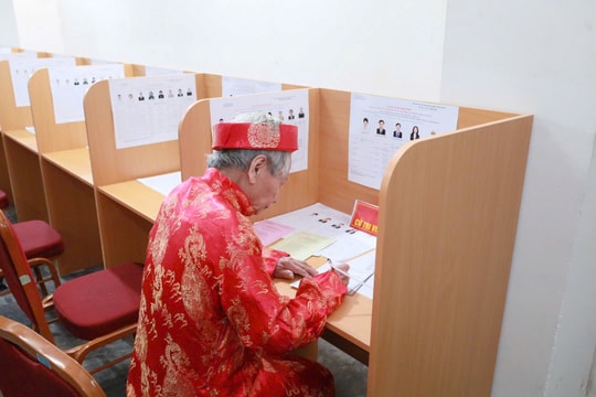 Hà Nội: Cử tri 110 tuổi trực tiếp đi bỏ phiếu