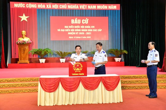 Cán bộ, chiến sĩ Bộ Tư lệnh Vùng Cảnh sát biển 4 nô nức trong ngày hội non sông