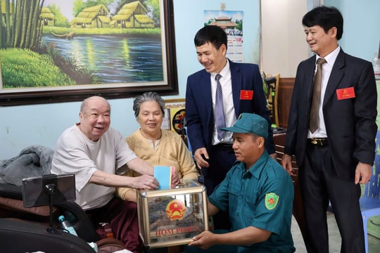 Hòm phiếu lưu động bảo đảm quyền bầu cử cho cử tri đặc biệt
