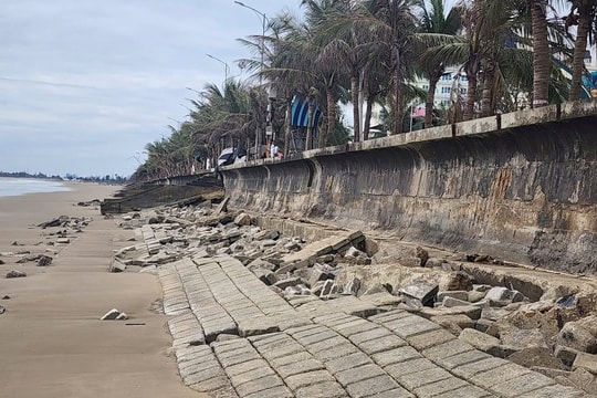 Chậm được đầu tư sửa chữa, biển Hải Tiến vẫn tan hoang trước mùa du lịch