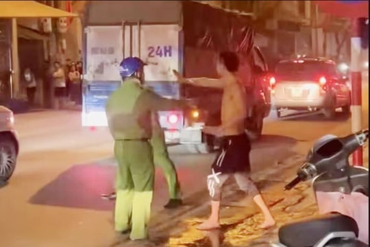 Nhân thân xấu của đối tượng nghi "ngáo đá" vung dao chém người đi đường