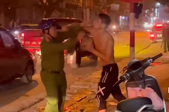 Hà Nội: Khống chế đối tượng nghi “ngáo đá”, cầm dao đe dọa người đi đường