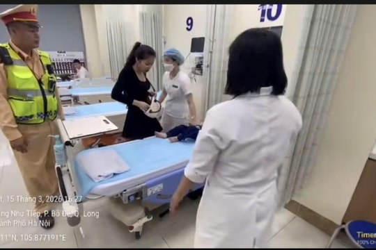 Tổ công tác của Cục CSGT kịp thời hỗ trợ một cháu bé bị sốt cao, co giật