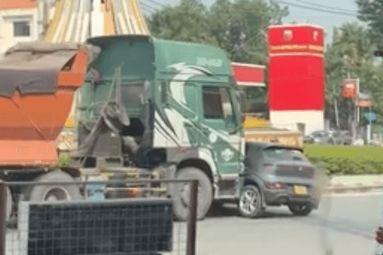 CSGT TP.HCM thông tin vụ ô tô con bị xe đầu kéo đẩy 15m
