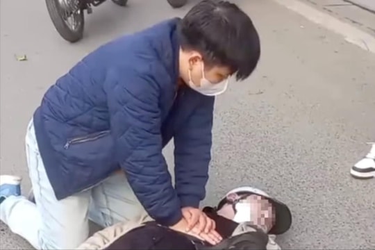 Khen thưởng bác sĩ cứu sống nạn nhân ngừng tuần hoàn giữa đường
