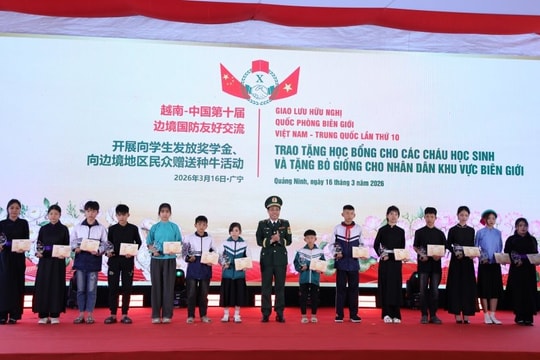 100 suất học bổng “Nâng bước em tới trường” đến với học trò vùng biên Quảng Ninh